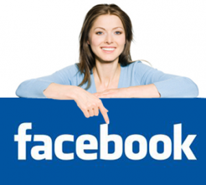 Frau zeigt mit dem Finger auf Facebook Logo