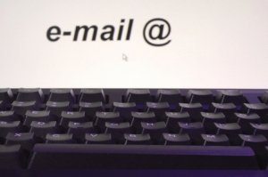 Tastatur mit Bildschirm und E-Mail