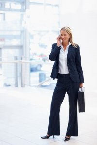 Frau in chicem Business-Outfit